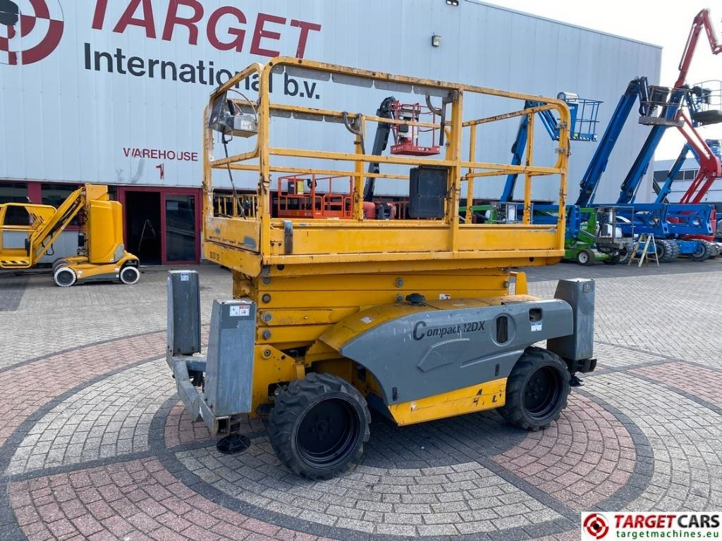 Haulotte Compact 12DX Diesel 4x4 Scissor Work Lift 1206cm - Samohybná plošiny: obrázok 1 Haulotte Compact 12DX Diesel 4x4 Scissor Work Lift 1206cm - Samohybná plošiny: obrázok 1