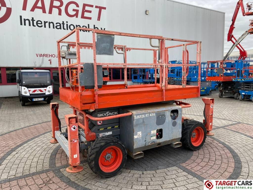 SkyJack SJ6826 RT Diesel 4x4 Scissor Work Lift 992cm - Samohybná plošiny: obrázok 1 SkyJack SJ6826 RT Diesel 4x4 Scissor Work Lift 992cm - Samohybná plošiny: obrázok 1