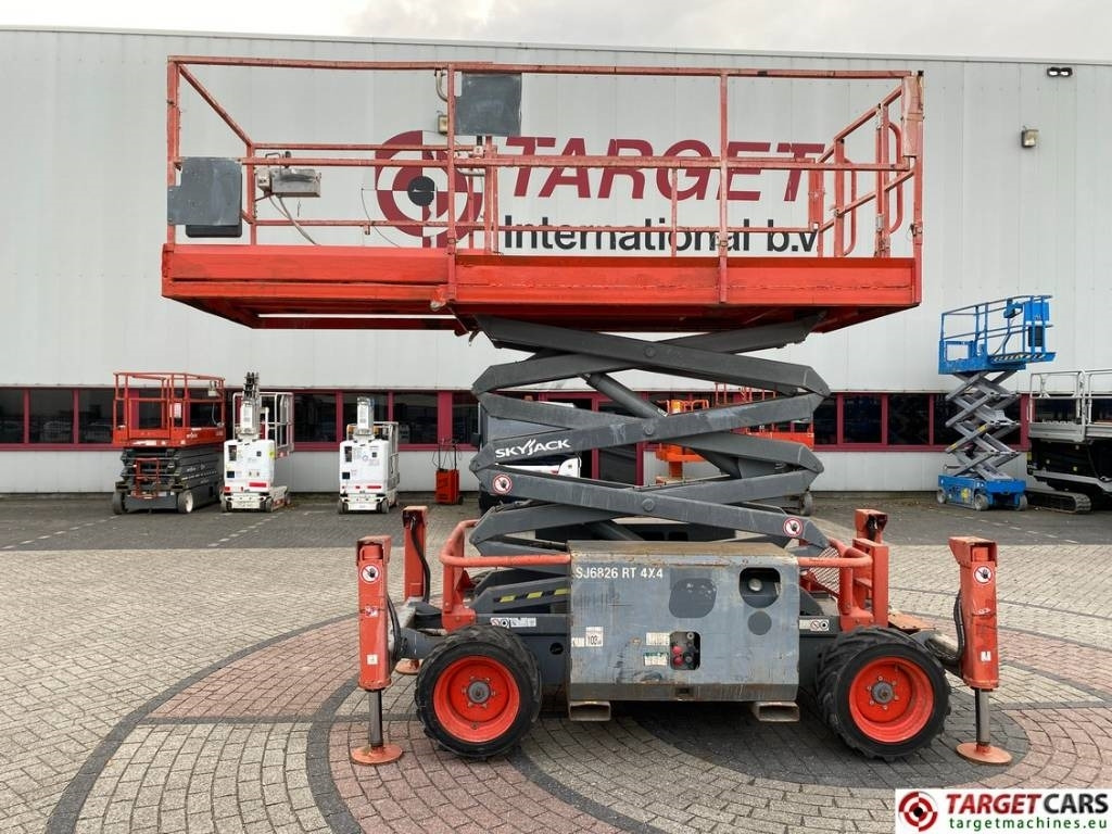 SkyJack SJ6826 RT Diesel 4x4 Scissor Work Lift 992cm - Samohybná plošiny: obrázok 5 SkyJack SJ6826 RT Diesel 4x4 Scissor Work Lift 992cm - Samohybná plošiny: obrázok 5