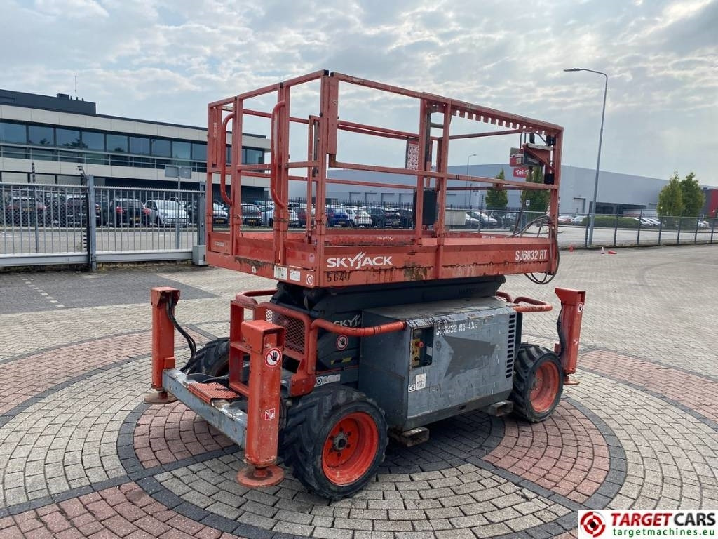 SkyJack SJ6832 RT Diesel 4x4 Scissor Work Lift 1180cm  - Samohybná plošiny: obrázok 3 SkyJack SJ6832 RT Diesel 4x4 Scissor Work Lift 1180cm  - Samohybná plošiny: obrázok 3