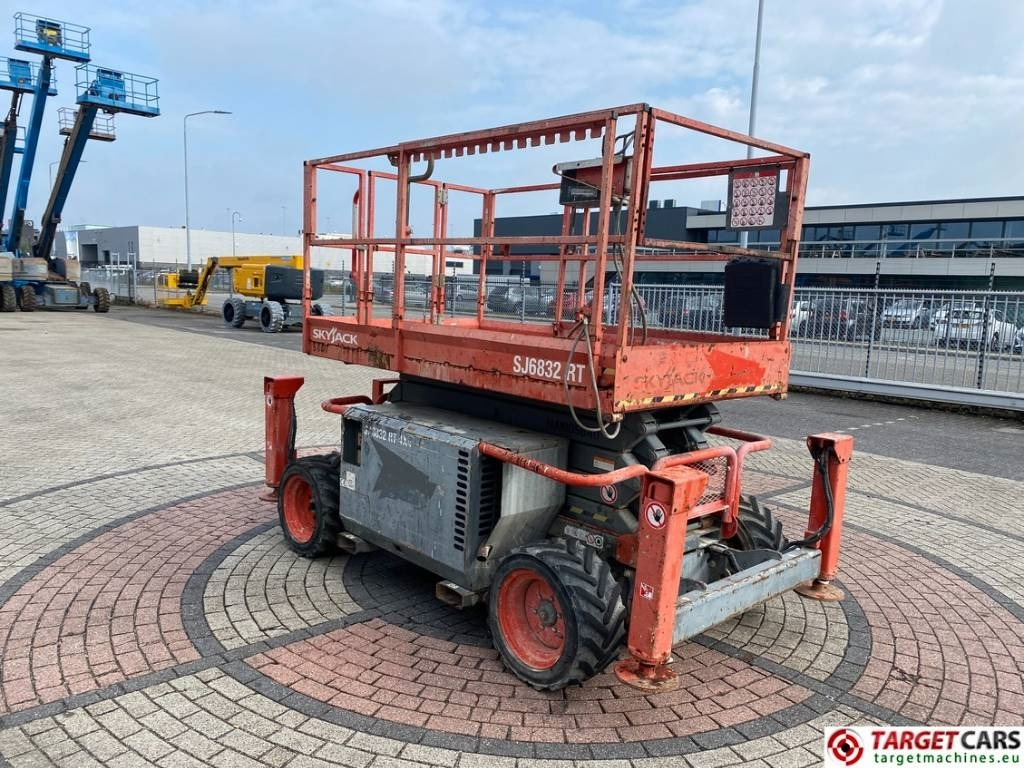 SkyJack SJ6832 RT Diesel 4x4 Scissor Work Lift 1180cm  - Samohybná plošiny: obrázok 2 SkyJack SJ6832 RT Diesel 4x4 Scissor Work Lift 1180cm  - Samohybná plošiny: obrázok 2