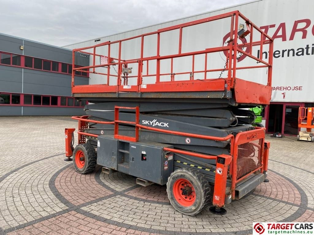 SkyJack SJ9250 RT Diesel 4x4 Scissor Work Lift 1720cm - Samohybná plošiny: obrázok 4 SkyJack SJ9250 RT Diesel 4x4 Scissor Work Lift 1720cm - Samohybná plošiny: obrázok 4