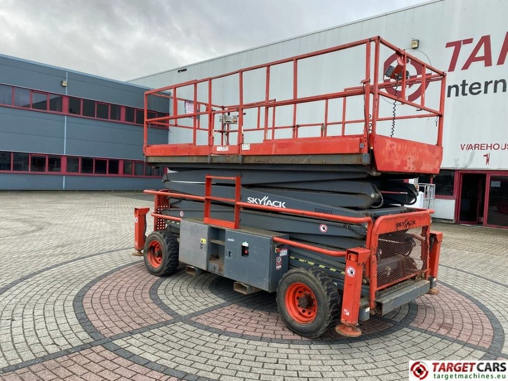 SkyJack SJ9250 RT Diesel Scissor Work Lift 1720cm - Samohybná plošiny: obrázok 4 SkyJack SJ9250 RT Diesel Scissor Work Lift 1720cm - Samohybná plošiny: obrázok 4