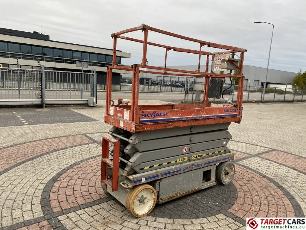 SkyJack SJIII-3226 Electric Scissor Work Lift 990cm - Samohybná plošiny: obrázok 3 SkyJack SJIII-3226 Electric Scissor Work Lift 990cm - Samohybná plošiny: obrázok 3