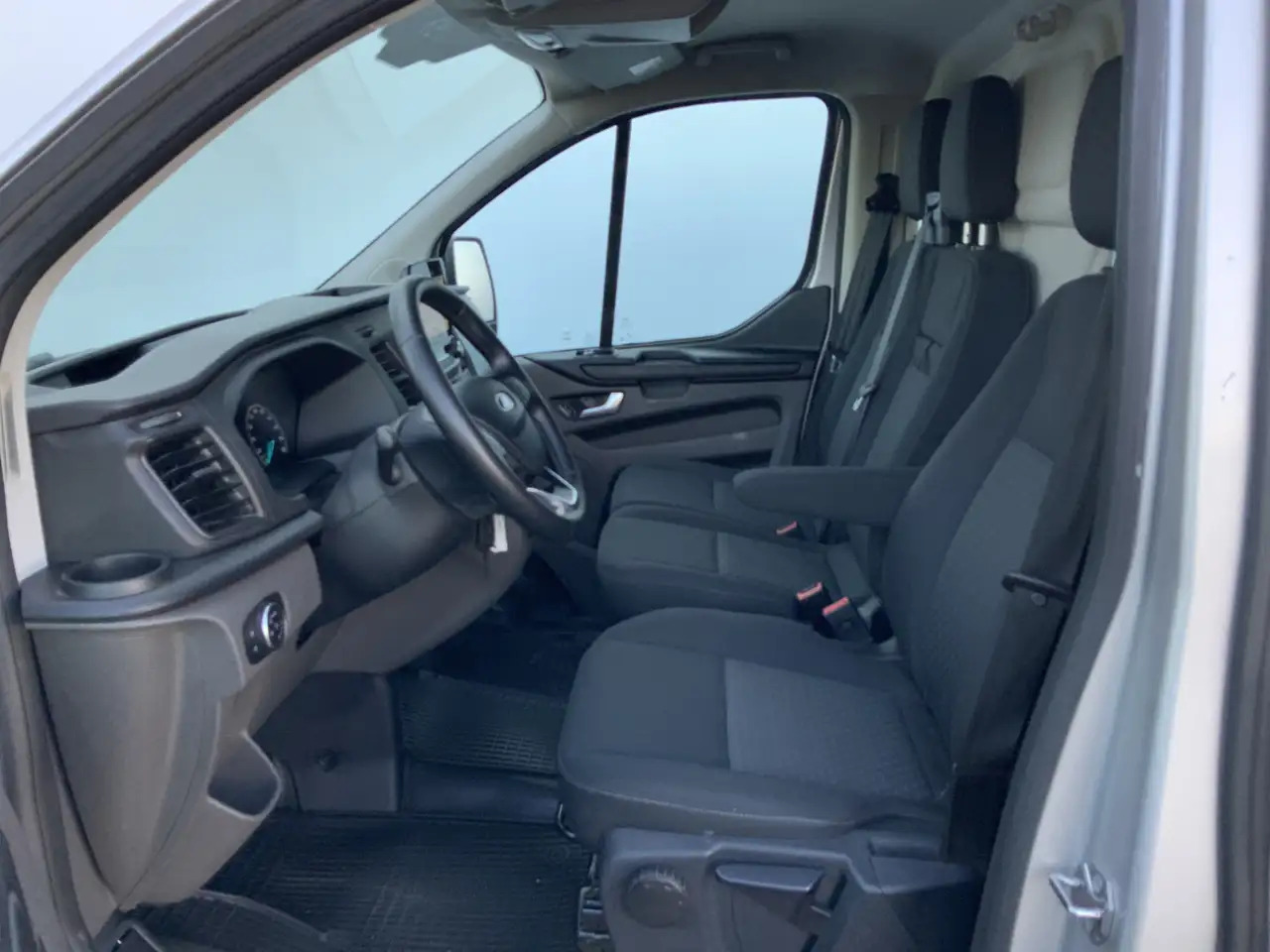 Ford Transit Custom 300 2.0 TDCI L1H1 Limited Airco Cruise Camera 3 Zi - Furgon: obrázok 4 Ford Transit Custom 300 2.0 TDCI L1H1 Limited Airco Cruise Camera 3 Zi - Furgon: obrázok 4