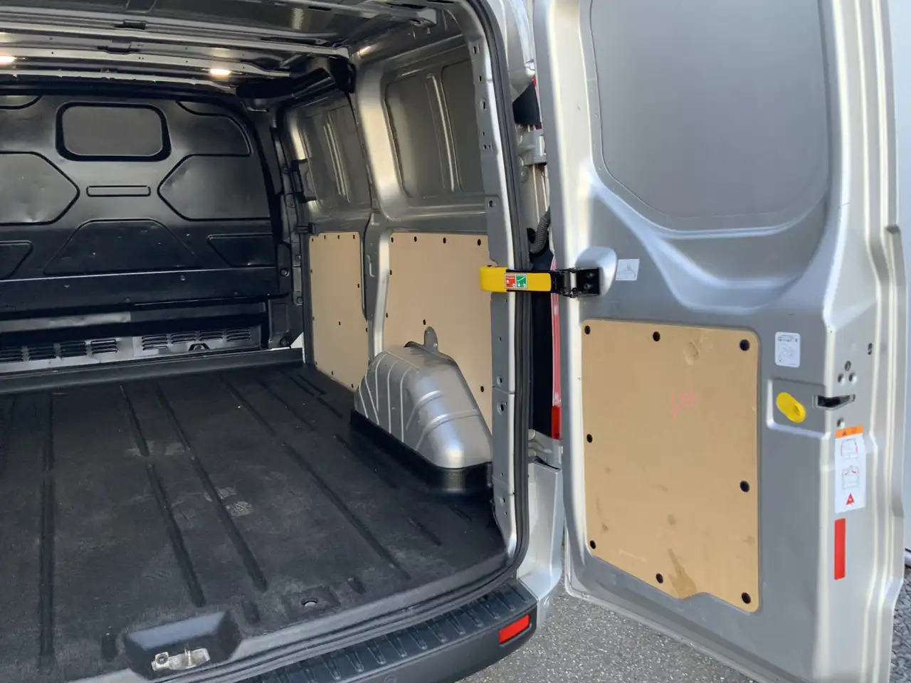 Leasing Ford Transit Custom 300 2.0 TDCI L1H1 Limited Airco Cruise Camera 3 Zi Ford Transit Custom 300 2.0 TDCI L1H1 Limited Airco Cruise Camera 3 Zi: obrázok 17 Leasing Ford Transit Custom 300 2.0 TDCI L1H1 Limited Airco Cruise Camera 3 Zi Ford Transit Custom 300 2.0 TDCI L1H1 Limited Airco Cruise Camera 3 Zi: obrázok 17