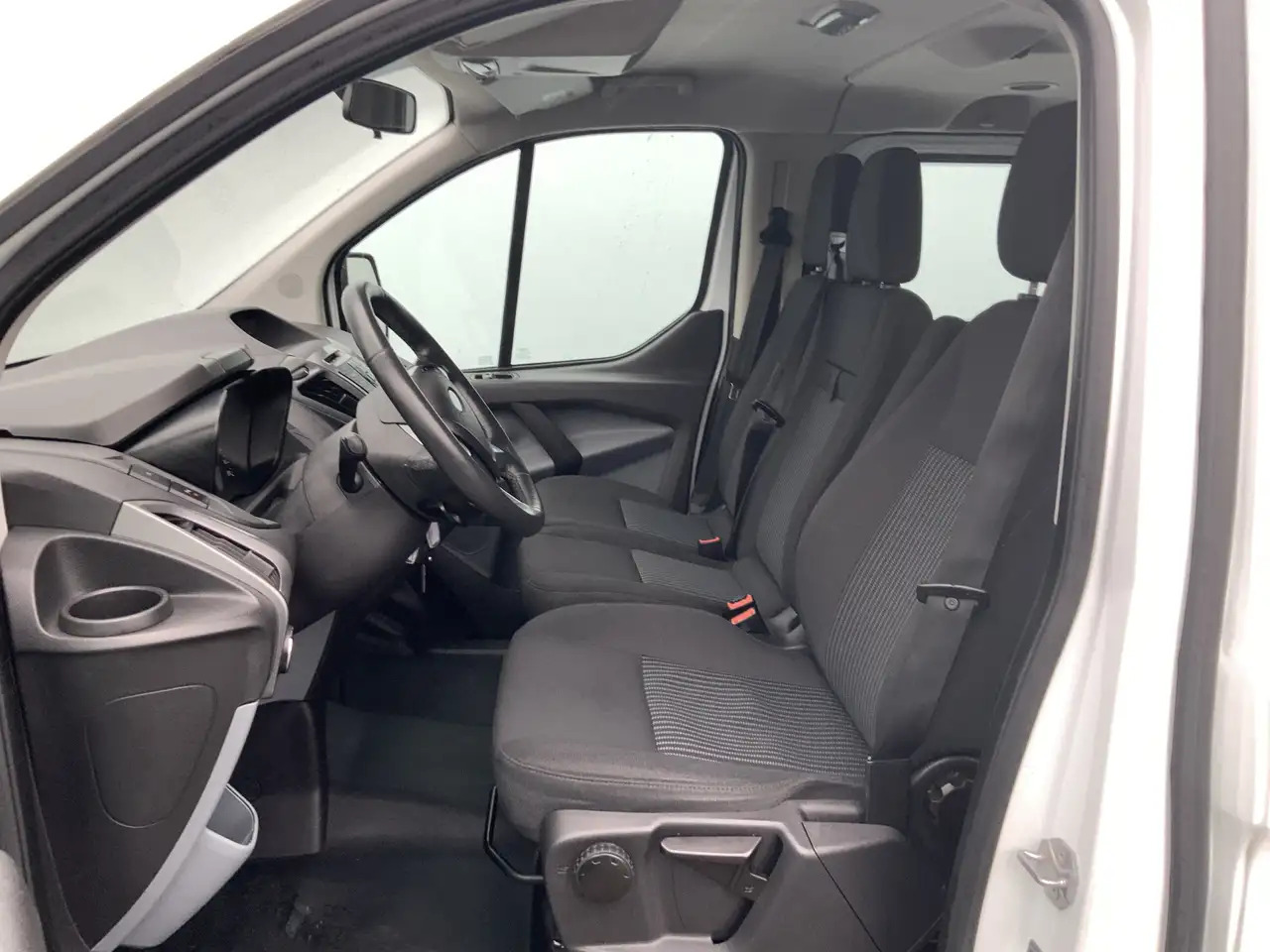 Ford Transit Custom 300 2.2 TDCI L2H1 (11000,- ex btw /ex bpm)Trend - Mikrobus: obrázok 4 Ford Transit Custom 300 2.2 TDCI L2H1 (11000,- ex btw /ex bpm)Trend - Mikrobus: obrázok 4