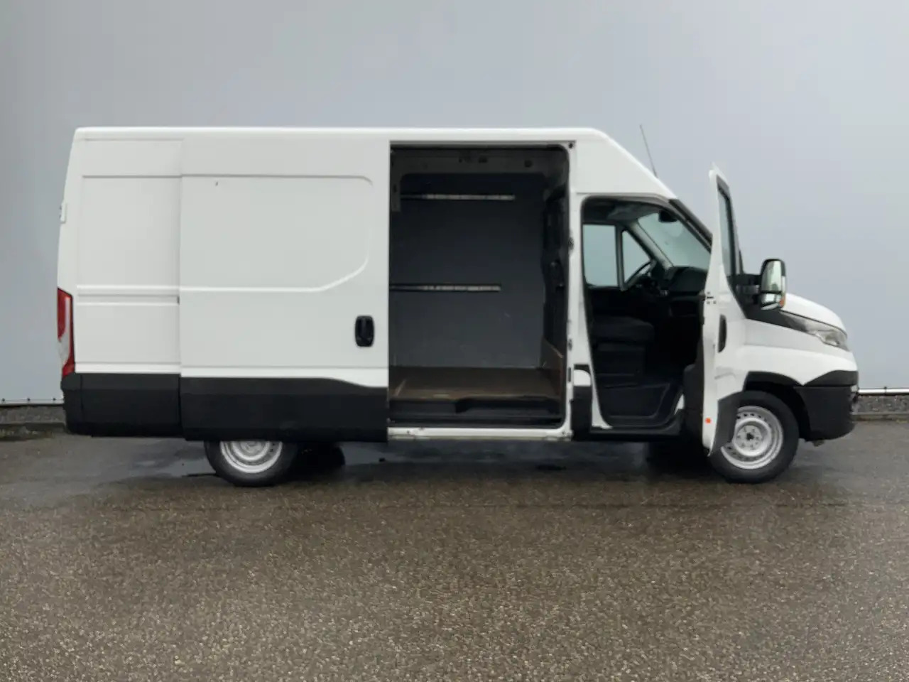Iveco Daily 35S13V 2.3 352 H2 L3 Airco 3 Zits Opstap Euro 5 - Furgon: obrázok 4 Iveco Daily 35S13V 2.3 352 H2 L3 Airco 3 Zits Opstap Euro 5 - Furgon: obrázok 4