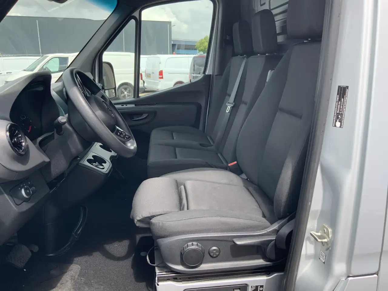 Mercedes-Benz Sprinter 315 1.9 CDI L2H2 Automaat 3 Zits Airco Navi Camera - Furgon: obrázok 5 Mercedes-Benz Sprinter 315 1.9 CDI L2H2 Automaat 3 Zits Airco Navi Camera - Furgon: obrázok 5