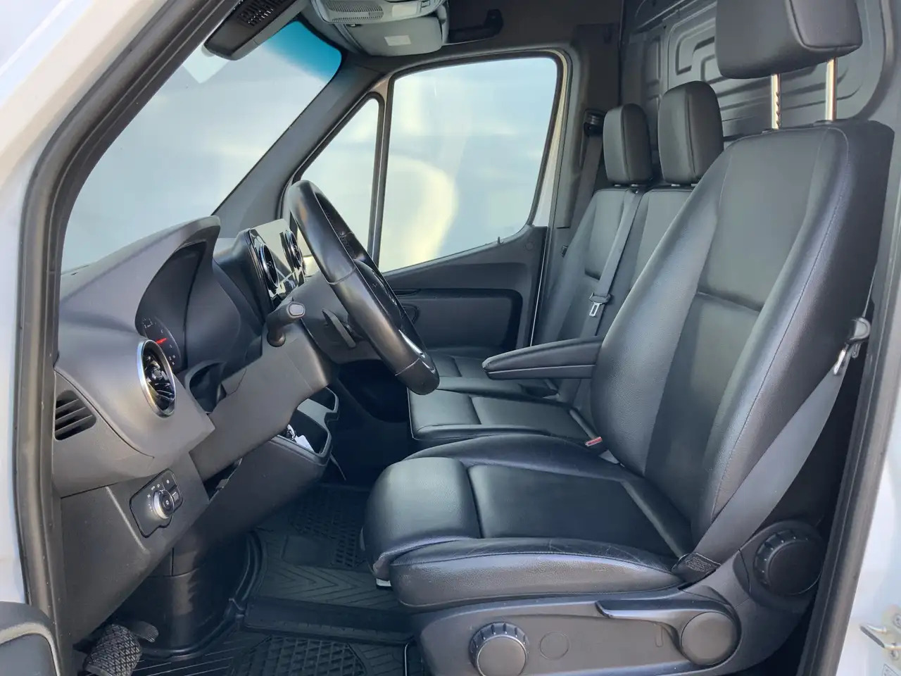 Mercedes-Benz Sprinter 319 3.0 CDI L2H2 Automaat 3 Zits Leer Airco Cruise - Furgon: obrázok 4 Mercedes-Benz Sprinter 319 3.0 CDI L2H2 Automaat 3 Zits Leer Airco Cruise - Furgon: obrázok 4