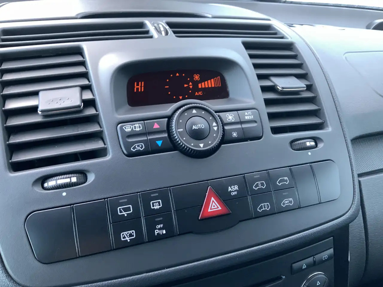 Mercedes-Benz Vito 122 CDI 320 Automaat Airco 2 Zits Leer Trekhaak 20 - Furgon: obrázok 4 Mercedes-Benz Vito 122 CDI 320 Automaat Airco 2 Zits Leer Trekhaak 20 - Furgon: obrázok 4