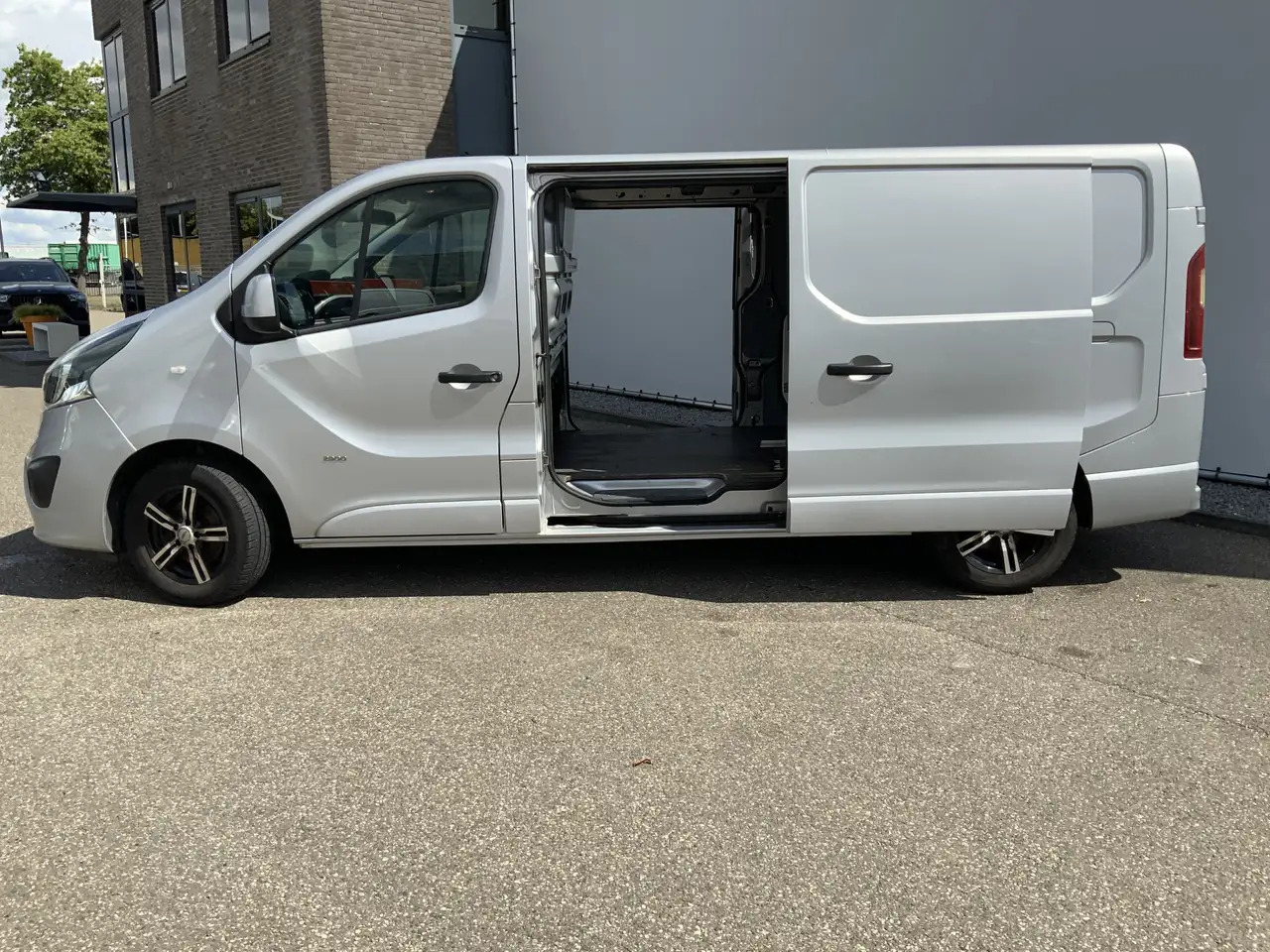 Opel Vivaro 1.6 CDTI L2H1 Sport EcoFlex (MOTOR DEFECT !!!!)Air - Furgon: obrázok 4 Opel Vivaro 1.6 CDTI L2H1 Sport EcoFlex (MOTOR DEFECT !!!!)Air - Furgon: obrázok 4