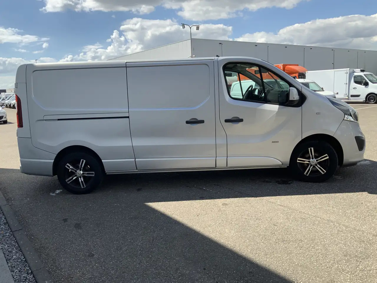 Opel Vivaro 1.6 CDTI L2H1 Sport EcoFlex (MOTOR DEFECT !!!!)Air - Furgon: obrázok 2 Opel Vivaro 1.6 CDTI L2H1 Sport EcoFlex (MOTOR DEFECT !!!!)Air - Furgon: obrázok 2