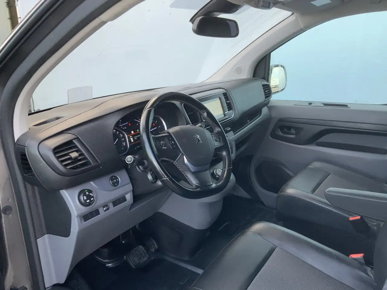 Peugeot Expert 227S 2.0 BlueHD(Koppakking Defect ) 180 Premium Pa - Furgon: obrázok 5 Peugeot Expert 227S 2.0 BlueHD(Koppakking Defect ) 180 Premium Pa - Furgon: obrázok 5