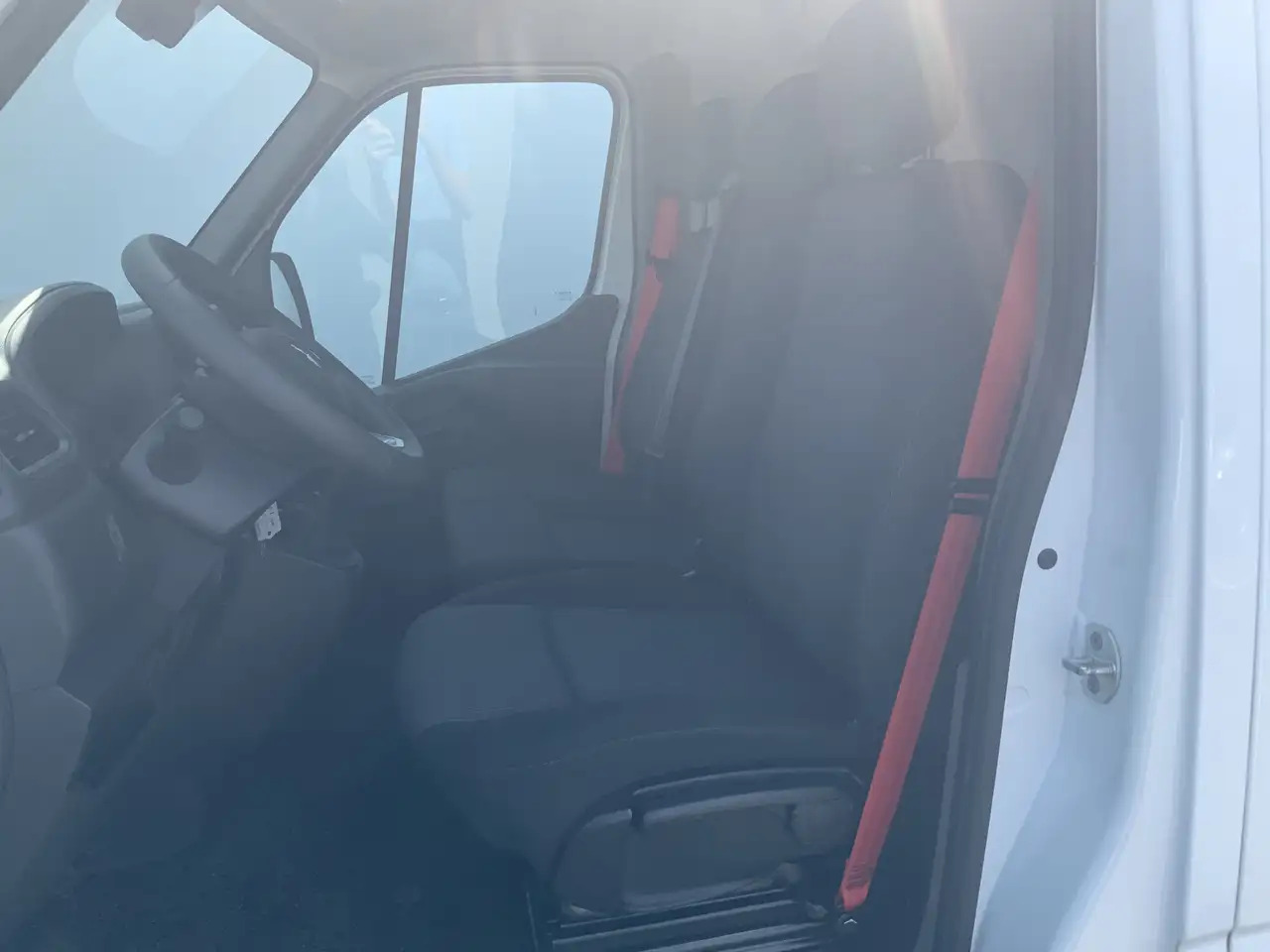Renault Master T35 2.3 dCi 150 L2H2 Energy Work Edition Airco Cru - Furgon: obrázok 4 Renault Master T35 2.3 dCi 150 L2H2 Energy Work Edition Airco Cru - Furgon: obrázok 4