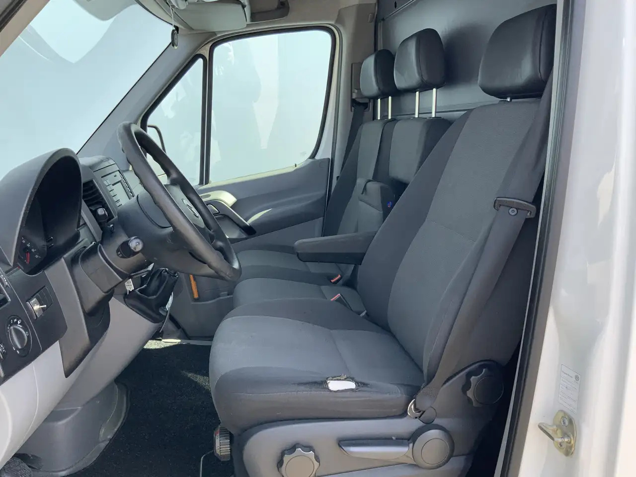 Volkswagen Crafter 35 2.0 TDI L1H1 Airco Cruise 3 Zits Trekhaak 2000 - Furgon: obrázok 4 Volkswagen Crafter 35 2.0 TDI L1H1 Airco Cruise 3 Zits Trekhaak 2000 - Furgon: obrázok 4