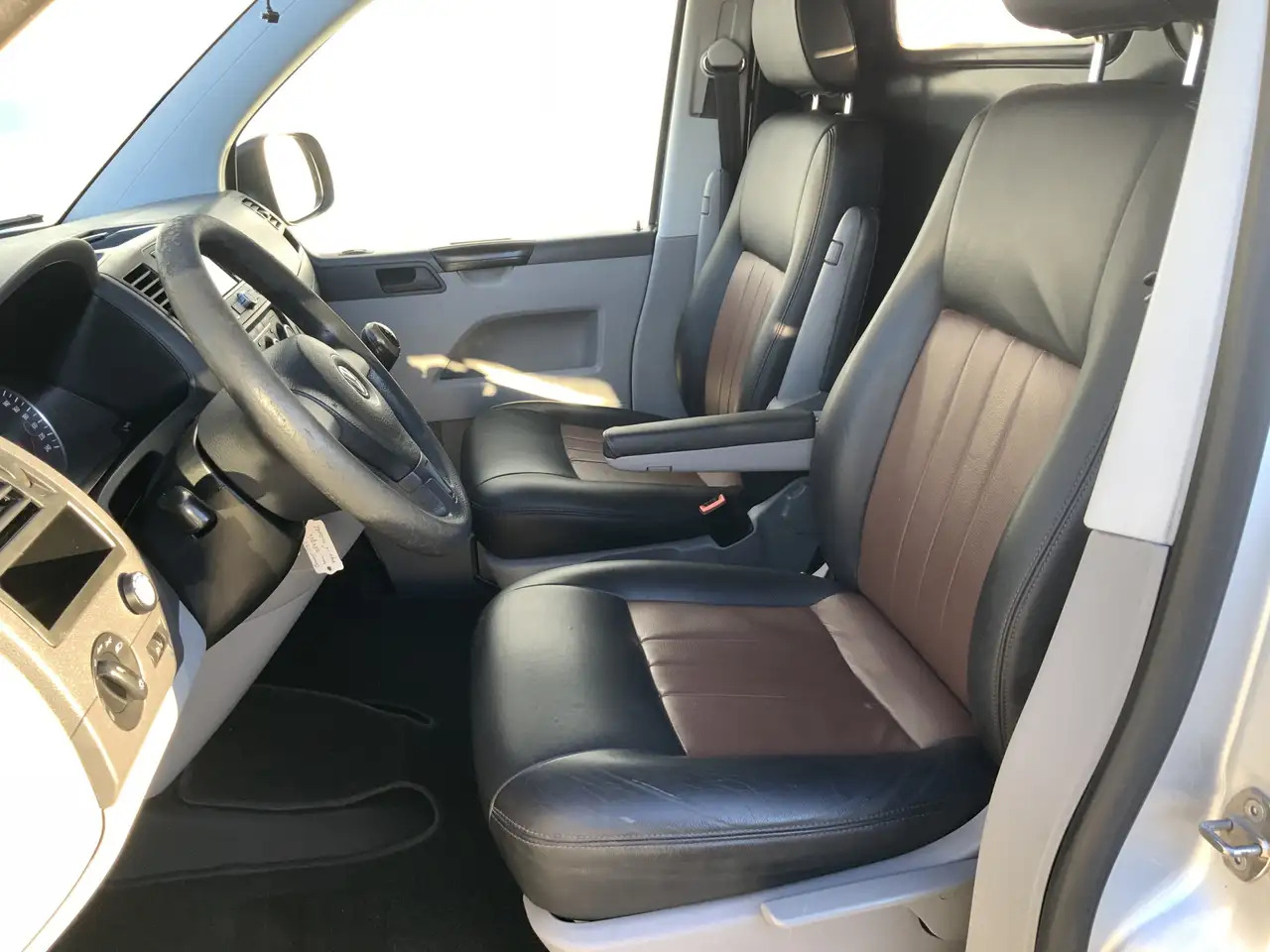 Volkswagen T5 Transporter 2.0 L1H2 Benzine Airco Navi Dub Schuifdeuren Leer - Furgon: obrázok 4 Volkswagen T5 Transporter 2.0 L1H2 Benzine Airco Navi Dub Schuifdeuren Leer - Furgon: obrázok 4