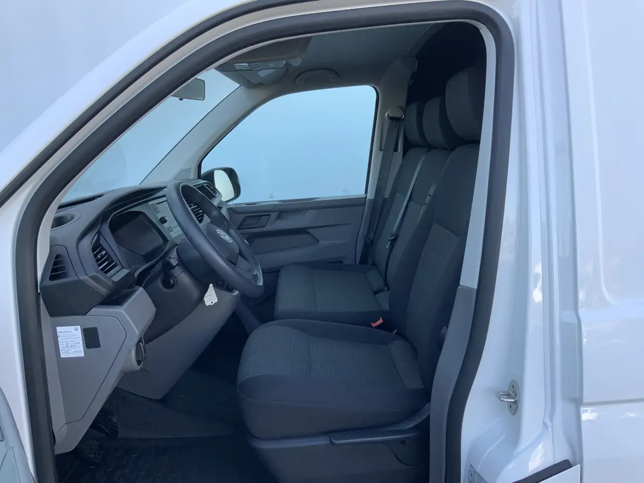 Volkswagen T6.1 Transporter 2.0 TDI L1H1 26 Economy Business Airco Cruise 3 Zi - Furgon: obrázok 4 Volkswagen T6.1 Transporter 2.0 TDI L1H1 26 Economy Business Airco Cruise 3 Zi - Furgon: obrázok 4