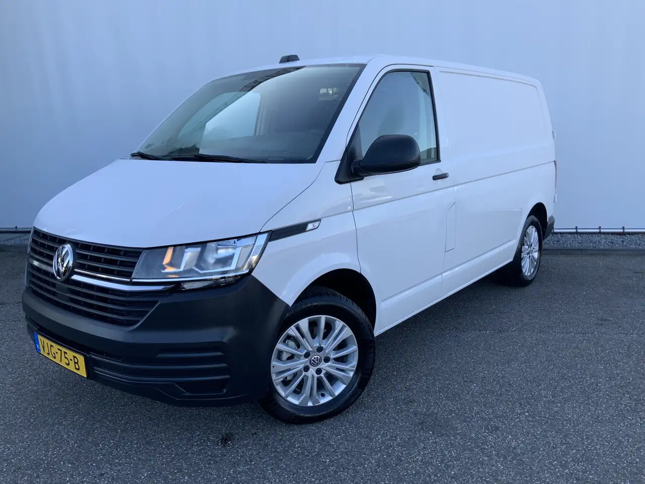 Volkswagen T6.1 Transporter 2.0 TDI L1H1 26 Economy Business - Furgon: obrázok 1 Volkswagen T6.1 Transporter 2.0 TDI L1H1 26 Economy Business - Furgon: obrázok 1