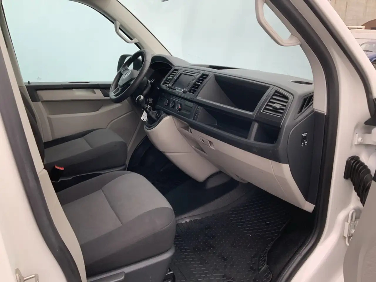 Volkswagen T6 Transporter 2.0 TDI L1H1 Comfortline Airco Navi Trekhaak 2200 - Furgon: obrázok 5 Volkswagen T6 Transporter 2.0 TDI L1H1 Comfortline Airco Navi Trekhaak 2200 - Furgon: obrázok 5