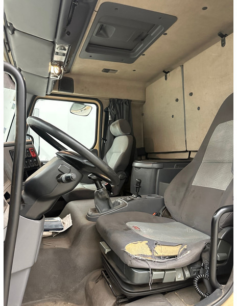 Interior photo 3: Skříňový nákladní auto Renault Midlum 270
