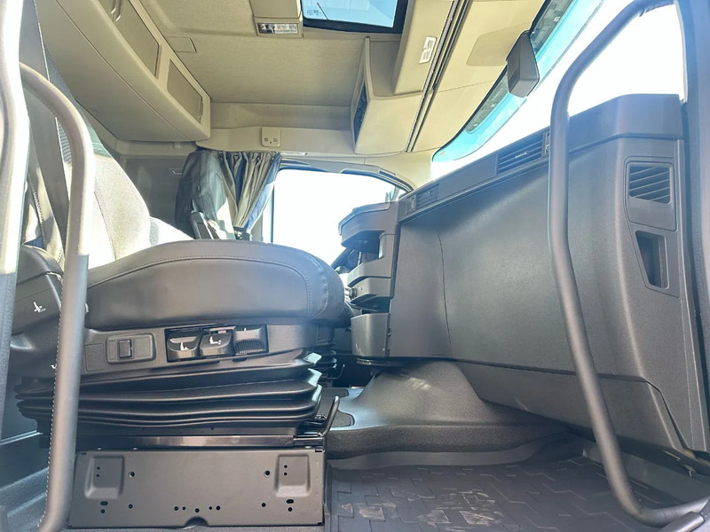 Auto s hydraulickou rukou Volvo FH 500 8X4 RF-RT40G FASSI F1450R.2.8 + JIB L826 KRAAN/KRAN/CRANE/GRUA: obrázok 18 Auto s hydraulickou rukou Volvo FH 500 8X4 RF-RT40G FASSI F1450R.2.8 + JIB L826 KRAAN/KRAN/CRANE/GRUA: obrázok 18