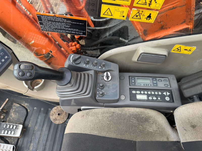 Pásové rýpadlo Hitachi ZX210LC-3: obrázok 10 Pásové rýpadlo Hitachi ZX210LC-3: obrázok 10