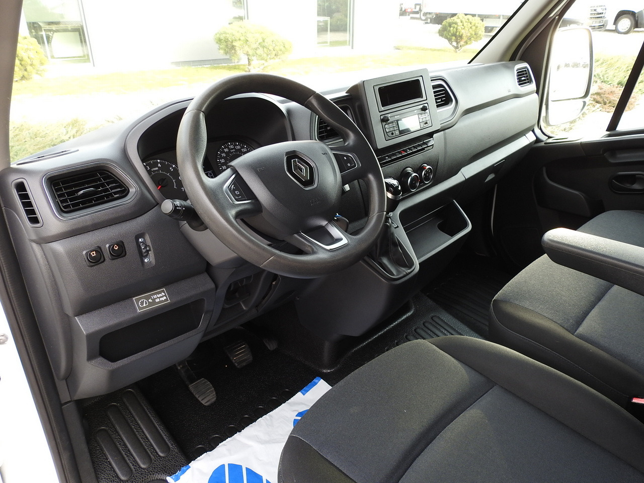 RENAULT MASTER BOX DELIVERY VAN 7 SEATS CRUISE CONTROL AIR CONDITIONING LED LIGHTS 135HP - Dodávka: obrázok 2 RENAULT MASTER BOX DELIVERY VAN 7 SEATS CRUISE CONTROL AIR CONDITIONING LED LIGHTS 135HP - Dodávka: obrázok 2