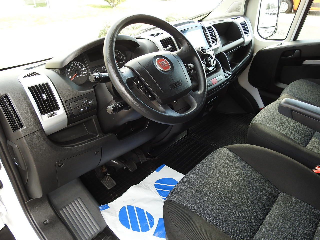 FIAT DUCATO BOX LIFT 8 PALLETS CRUISE CONTROL NAVIGATION LED LIGHTS AIR CONDITIONING 130HP - Dodávka skriňová nadstavba: obrázok 2 FIAT DUCATO BOX LIFT 8 PALLETS CRUISE CONTROL NAVIGATION LED LIGHTS AIR CONDITIONING 130HP - Dodávka skriňová nadstavba: obrázok 2