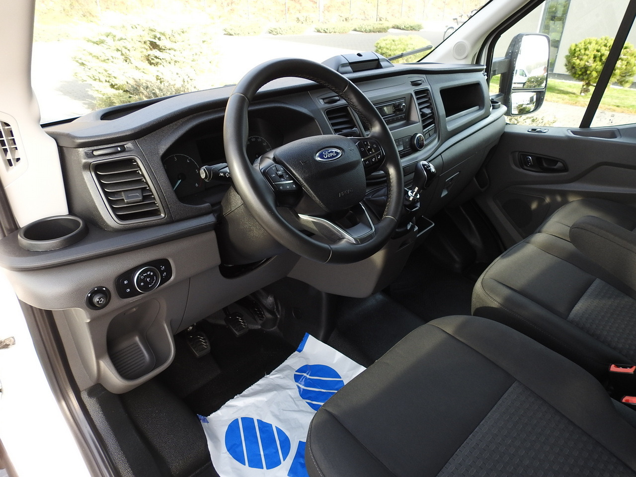 FORD TRANSIT BOX LIFT 8 PALLETS CRUISE CONTROL AIR CONDITIONING 130HP - Dodávka skriňová nadstavba: obrázok 2 FORD TRANSIT BOX LIFT 8 PALLETS CRUISE CONTROL AIR CONDITIONING 130HP - Dodávka skriňová nadstavba: obrázok 2