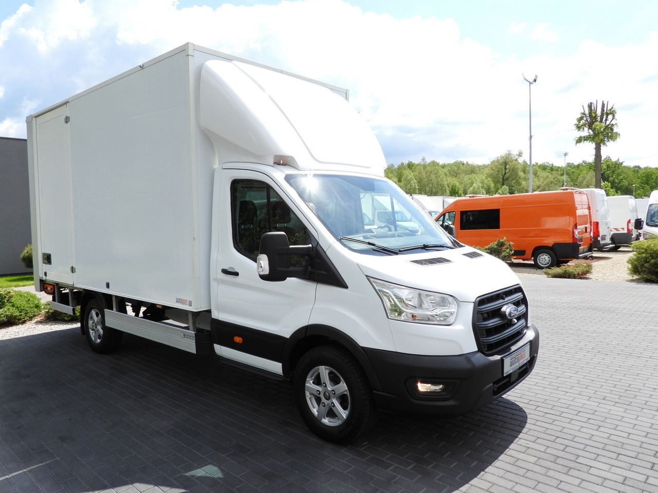 FORD TRANSIT BOX LIFT 8 PALLETS CRUISE CONTROL LED LIGHTS AIR CONDITIONING 130HP - Dodávka skriňová nadstavba: obrázok 4 FORD TRANSIT BOX LIFT 8 PALLETS CRUISE CONTROL LED LIGHTS AIR CONDITIONING 130HP - Dodávka skriňová nadstavba: obrázok 4