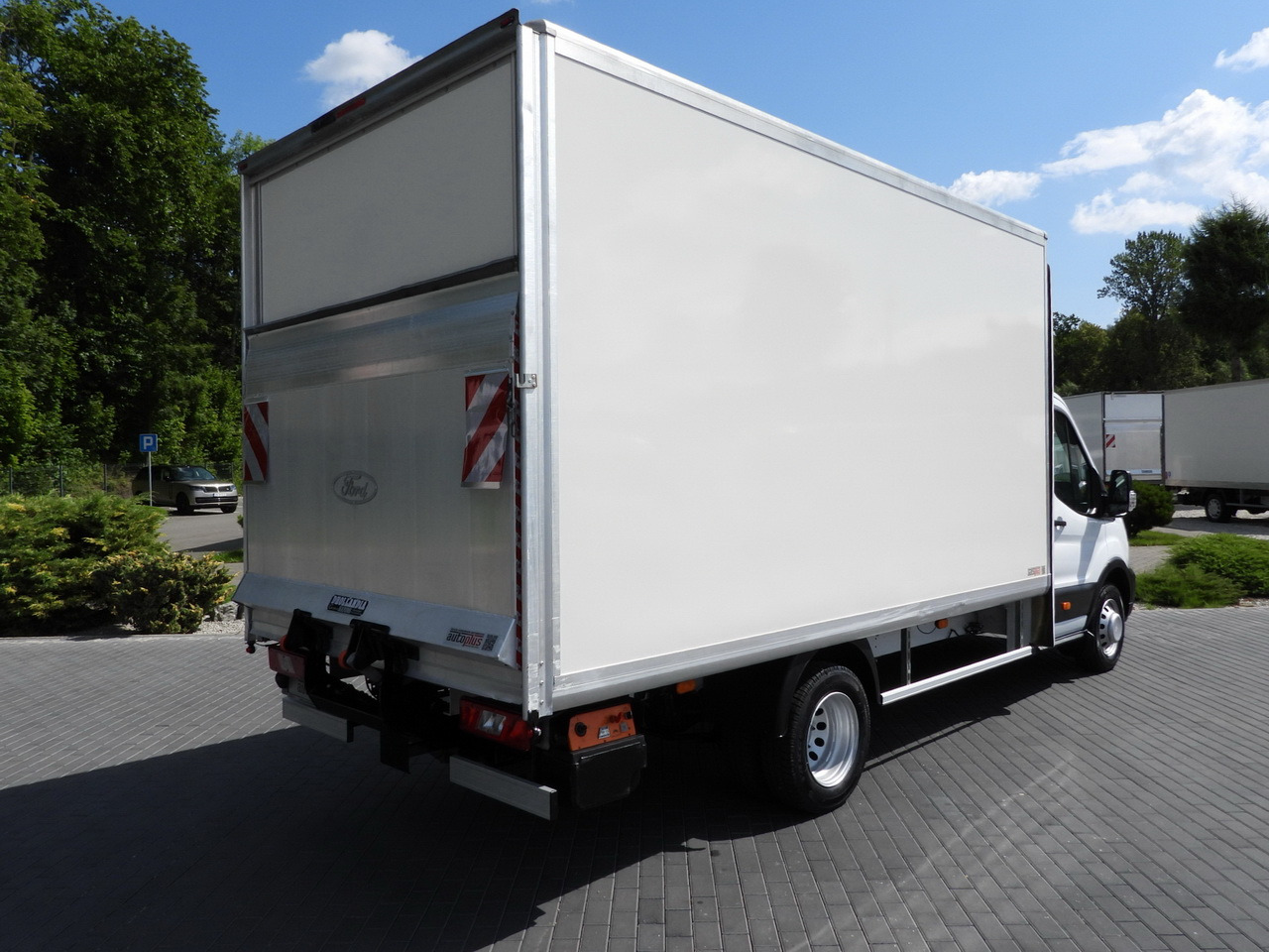 FORD TRANSIT BOX LIFT 8 PALLETS CRUISE CONTROL LED LIGHTS TWIN WHEELS AIR CONDITIONING  130HP - Chladiarenská dodávka: obrázok 3 FORD TRANSIT BOX LIFT 8 PALLETS CRUISE CONTROL LED LIGHTS TWIN WHEELS AIR CONDITIONING  130HP - Chladiarenská dodávka: obrázok 3