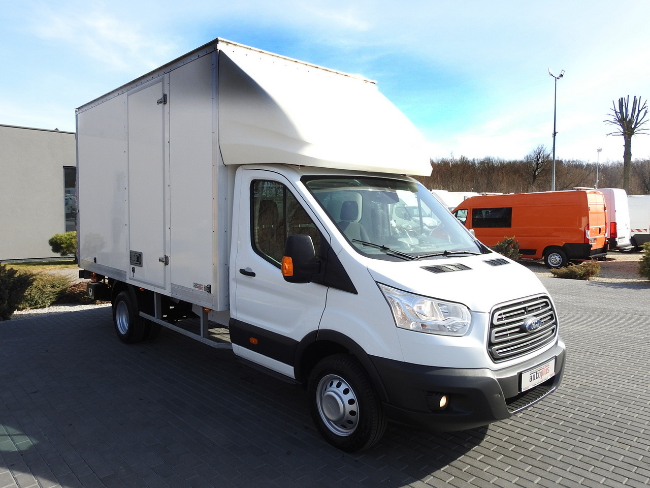 FORD TRANSIT  BOX LIFT 8 PALLETS CRUISE CONTROL LED LIGHTS TWIN WHEELS AIR CONDITIONING  170HP - Chladiarenská dodávka: obrázok 4 FORD TRANSIT  BOX LIFT 8 PALLETS CRUISE CONTROL LED LIGHTS TWIN WHEELS AIR CONDITIONING  170HP - Chladiarenská dodávka: obrázok 4