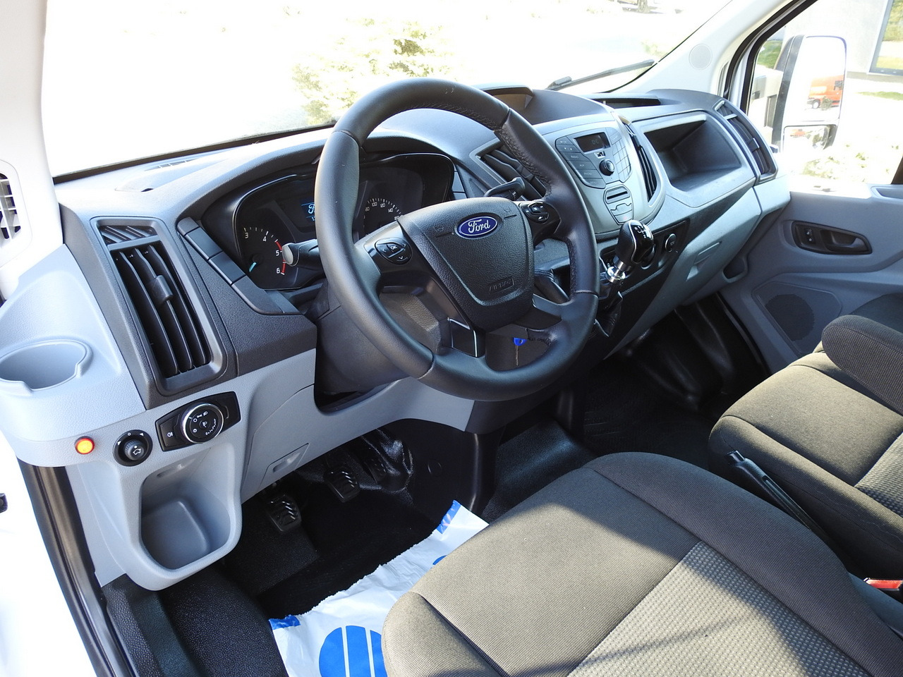 FORD TRANSIT  BOX LIFT 8 PALLETS TWIN WHEELS AIR CONDITIONING  130HP - Chladiarenská dodávka: obrázok 2 FORD TRANSIT  BOX LIFT 8 PALLETS TWIN WHEELS AIR CONDITIONING  130HP - Chladiarenská dodávka: obrázok 2