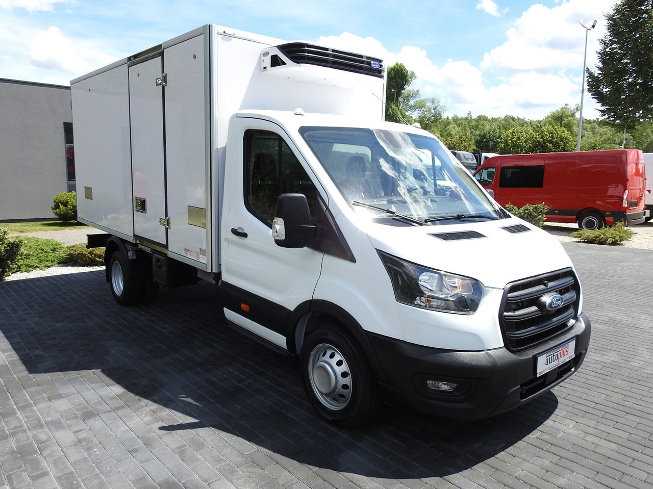 FORD TRANSIT REGRIGERATOR BOX 0*C POWER SUPPLY 230V CRUISE CONTROL AIR CONDITIONING TWIN WHEELS 170HP - Chladiarenská dodávka: obrázok 4 FORD TRANSIT REGRIGERATOR BOX 0*C POWER SUPPLY 230V CRUISE CONTROL AIR CONDITIONING TWIN WHEELS 170HP - Chladiarenská dodávka: obrázok 4