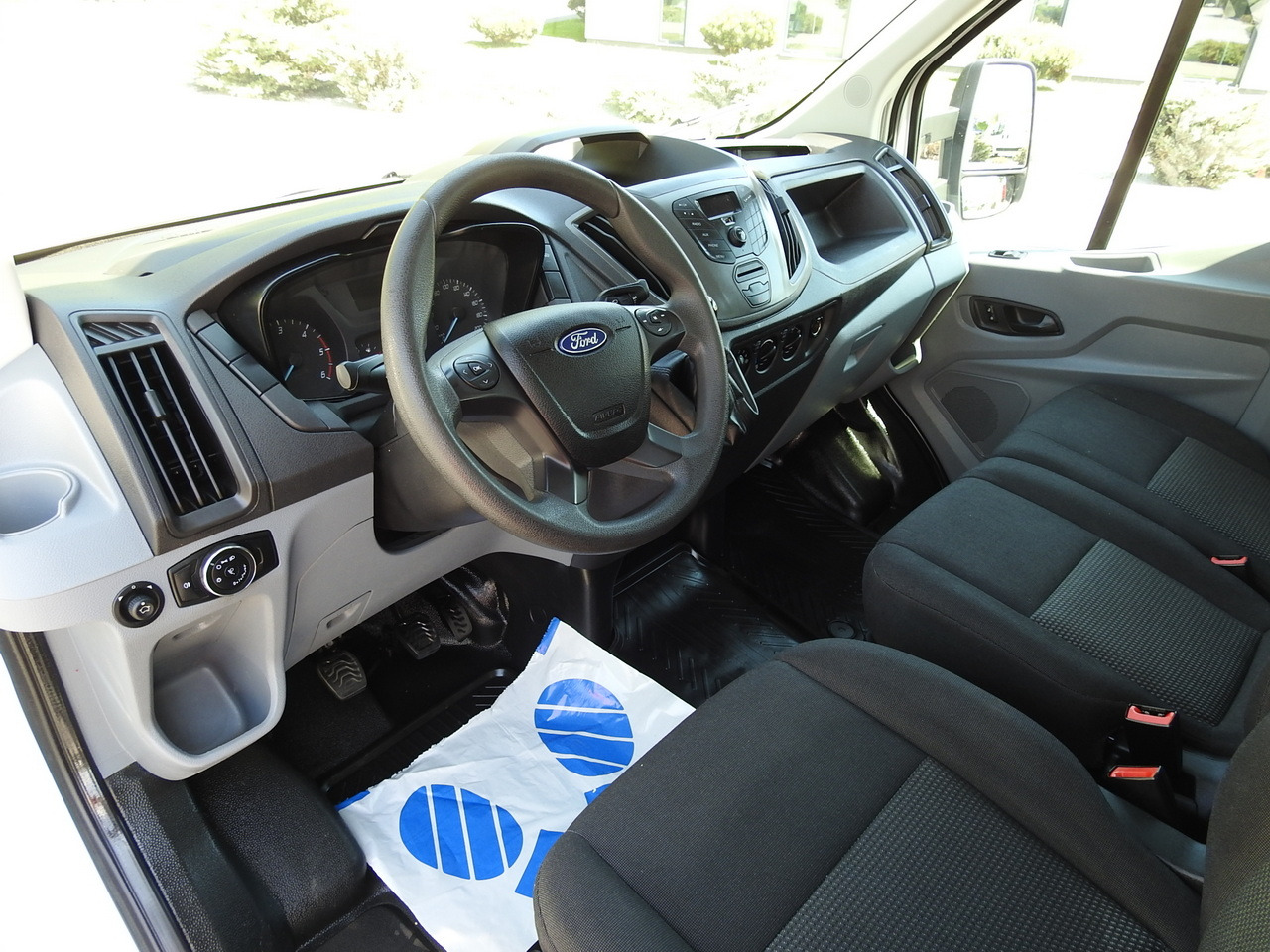 FORD TRANSIT STAKE BODY DOUBLE CABIN DOKA 7 SEATS AIR CONDITIONING 130HP - Dodávkа s dvojitou kabínou: obrázok 2 FORD TRANSIT STAKE BODY DOUBLE CABIN DOKA 7 SEATS AIR CONDITIONING 130HP - Dodávkа s dvojitou kabínou: obrázok 2