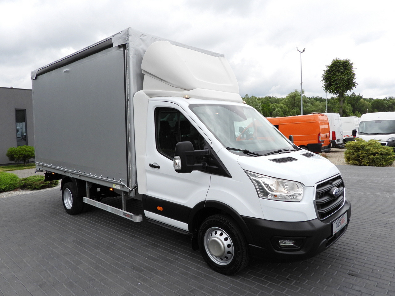 FORD TRANSIT TARPAULIN 8 PALLETS CRUISE CONTROL LED LIGHTS TWIN WHEELS AIR CONDITIONING 130HP - Plachtová dodávka: obrázok 4 FORD TRANSIT TARPAULIN 8 PALLETS CRUISE CONTROL LED LIGHTS TWIN WHEELS AIR CONDITIONING 130HP - Plachtová dodávka: obrázok 4