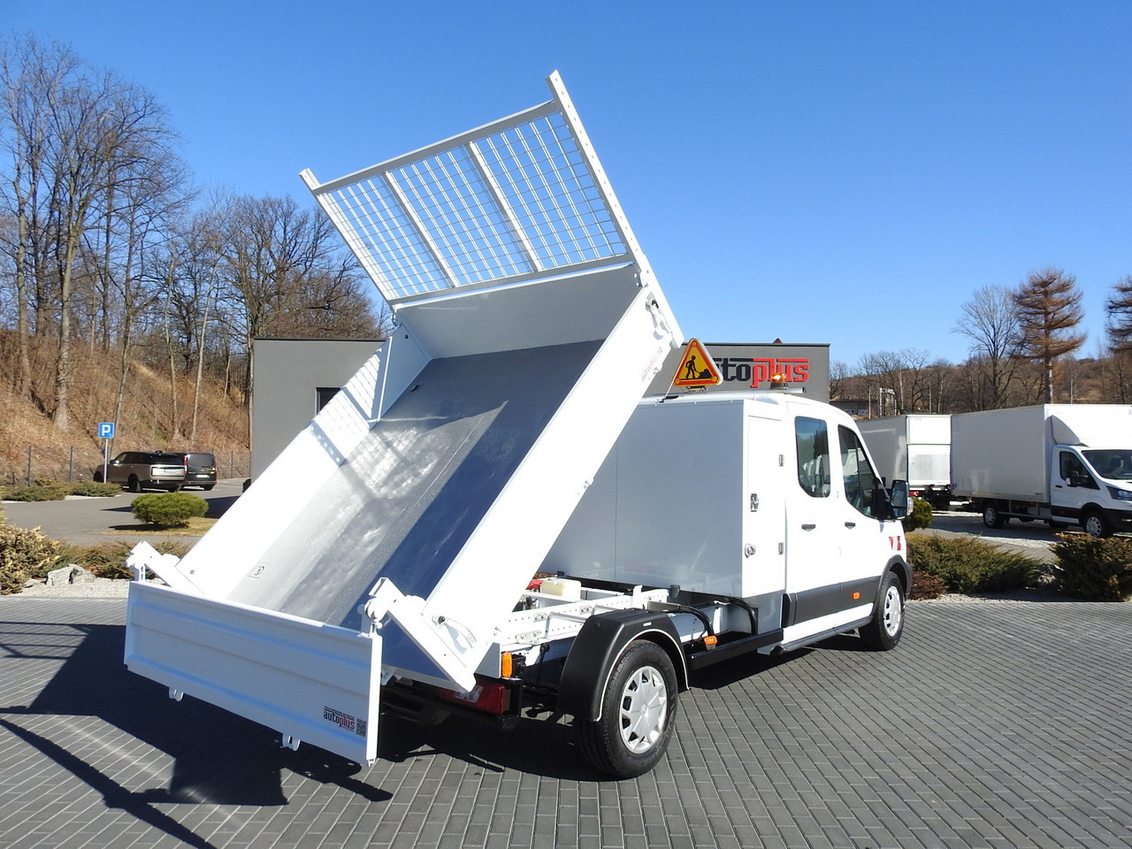 FORD TRANSIT TIPPER DOUBLE CABIN DOKA 6 SEATS CRUISE CONTROL AIR CONDITIONING 130HP - Dodávka sklápač: obrázok 3 FORD TRANSIT TIPPER DOUBLE CABIN DOKA 6 SEATS CRUISE CONTROL AIR CONDITIONING 130HP - Dodávka sklápač: obrázok 3