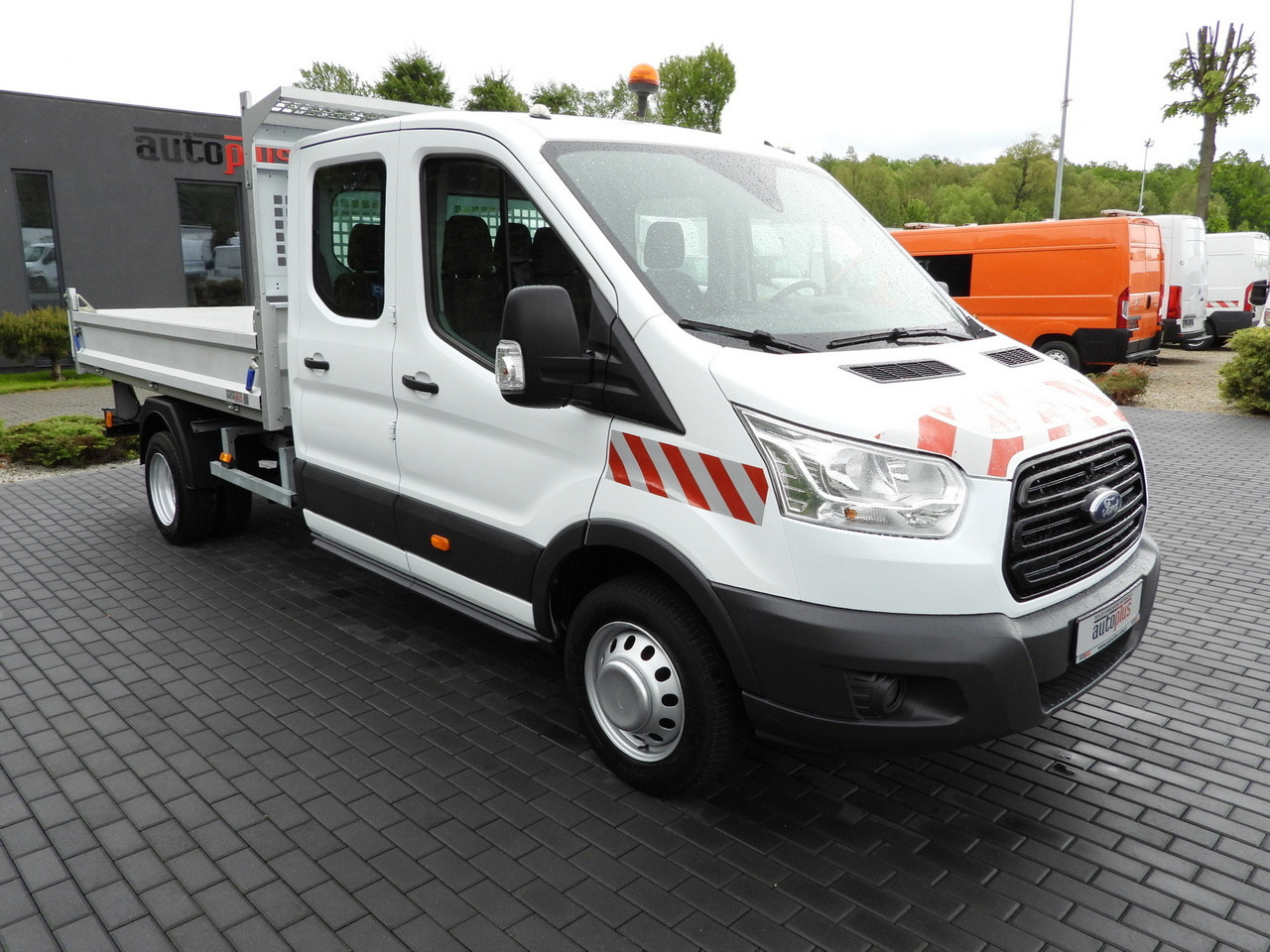 FORD TRANSIT TIPPER DOUBLE CABIN DOKA 6 SEATS CRUISE CONTROL AIR CONDITIONING TWIN WHEELS 170HP - Dodávka sklápač: obrázok 4 FORD TRANSIT TIPPER DOUBLE CABIN DOKA 6 SEATS CRUISE CONTROL AIR CONDITIONING TWIN WHEELS 170HP - Dodávka sklápač: obrázok 4