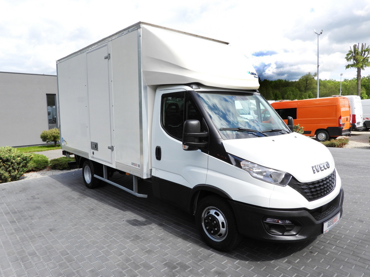 IVECO DAILY 35C16 BOX LIFT 8 PALLETS CRUISE CONTROL TWIN WHEELS AIR CONDITIONING 160HP - Dodávka skriňová nadstavba: obrázok 4 IVECO DAILY 35C16 BOX LIFT 8 PALLETS CRUISE CONTROL TWIN WHEELS AIR CONDITIONING 160HP - Dodávka skriňová nadstavba: obrázok 4