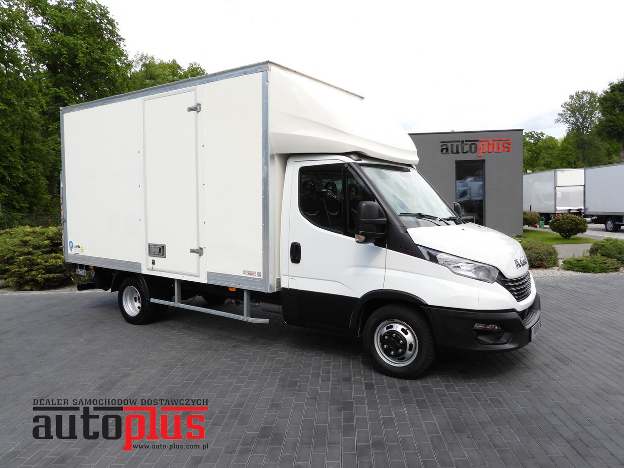 IVECO DAILY 35C16 BOX LIFT 8 PALLETS CRUISE CONTROL TWIN WHEELS AIR CONDITIONING 160HP - Dodávka skriňová nadstavba: obrázok 1 IVECO DAILY 35C16 BOX LIFT 8 PALLETS CRUISE CONTROL TWIN WHEELS AIR CONDITIONING 160HP - Dodávka skriňová nadstavba: obrázok 1