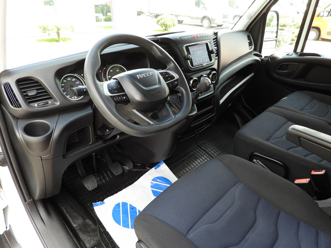 IVECO DAILY 35C16 BOX LIFT 8 PALLETS CRUISE CONTROL TWIN WHEELS AIR CONDITIONING 160HP - Dodávka skriňová nadstavba: obrázok 2 IVECO DAILY 35C16 BOX LIFT 8 PALLETS CRUISE CONTROL TWIN WHEELS AIR CONDITIONING 160HP - Dodávka skriňová nadstavba: obrázok 2