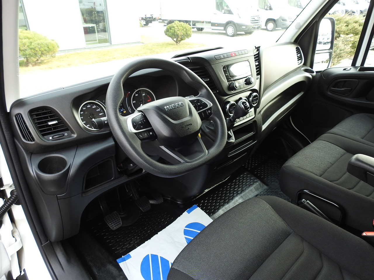 IVECO DAILY 35C16 BOX LIFT 8 PALLETS CRUISE CONTROL TWIN WHEELS AIR CONDITIONING 160HP - Dodávka skriňová nadstavba: obrázok 2 IVECO DAILY 35C16 BOX LIFT 8 PALLETS CRUISE CONTROL TWIN WHEELS AIR CONDITIONING 160HP - Dodávka skriňová nadstavba: obrázok 2