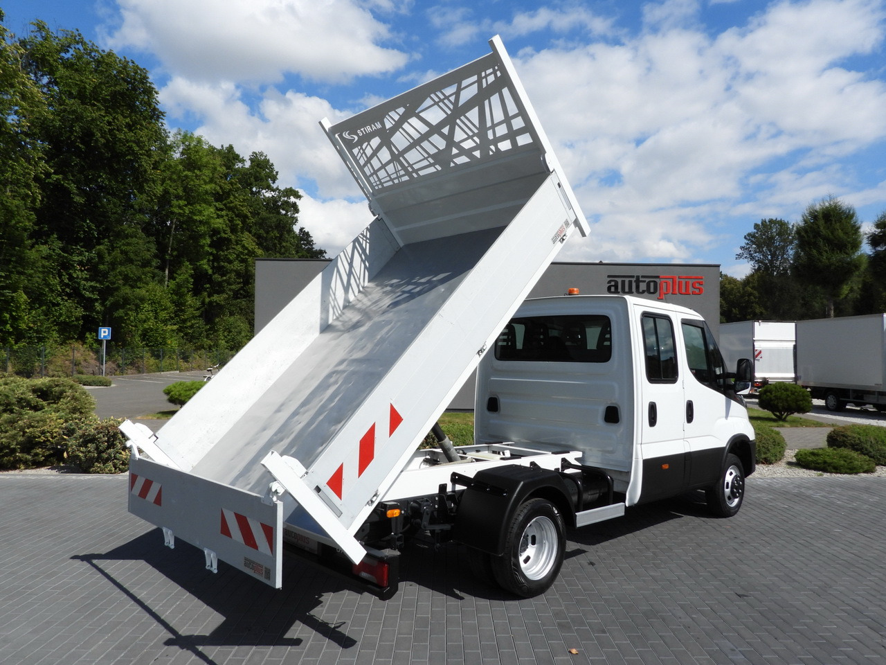 IVECO DAILY 35C16 TIPPER DOUBLE CABIN DOKA 6 SEATS CRUISE CONTROL NAVIGATION TWIN WHEELS AIR CONDITIONING 160HP - Dodávka sklápač: obrázok 3 IVECO DAILY 35C16 TIPPER DOUBLE CABIN DOKA 6 SEATS CRUISE CONTROL NAVIGATION TWIN WHEELS AIR CONDITIONING 160HP - Dodávka sklápač: obrázok 3
