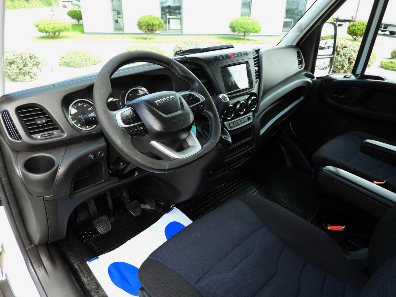 IVECO DAILY 35C16 TIPPER DOUBLE CABIN DOKA 6 SEATS CRUISE CONTROL NAVIGATION TWIN WHEELS AIR CONDITIONING 160HP - Dodávka sklápač: obrázok 2 IVECO DAILY 35C16 TIPPER DOUBLE CABIN DOKA 6 SEATS CRUISE CONTROL NAVIGATION TWIN WHEELS AIR CONDITIONING 160HP - Dodávka sklápač: obrázok 2