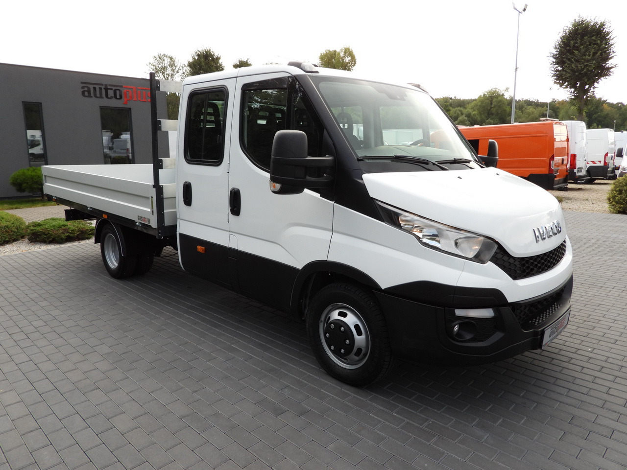 IVECO DAILY 35C17 STAKE BODY DOUBLE CABIN DOKA 7 SEATS CRUISE CONTROL TWIN WHEELS AIR CONDITIONING 170HP - Dodávka valník: obrázok 4 IVECO DAILY 35C17 STAKE BODY DOUBLE CABIN DOKA 7 SEATS CRUISE CONTROL TWIN WHEELS AIR CONDITIONING 170HP - Dodávka valník: obrázok 4