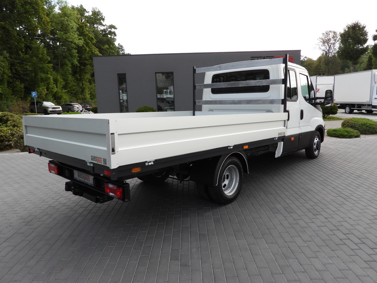 IVECO DAILY 35C17 STAKE BODY DOUBLE CABIN DOKA 7 SEATS CRUISE CONTROL TWIN WHEELS AIR CONDITIONING 170HP - Dodávka valník: obrázok 3 IVECO DAILY 35C17 STAKE BODY DOUBLE CABIN DOKA 7 SEATS CRUISE CONTROL TWIN WHEELS AIR CONDITIONING 170HP - Dodávka valník: obrázok 3