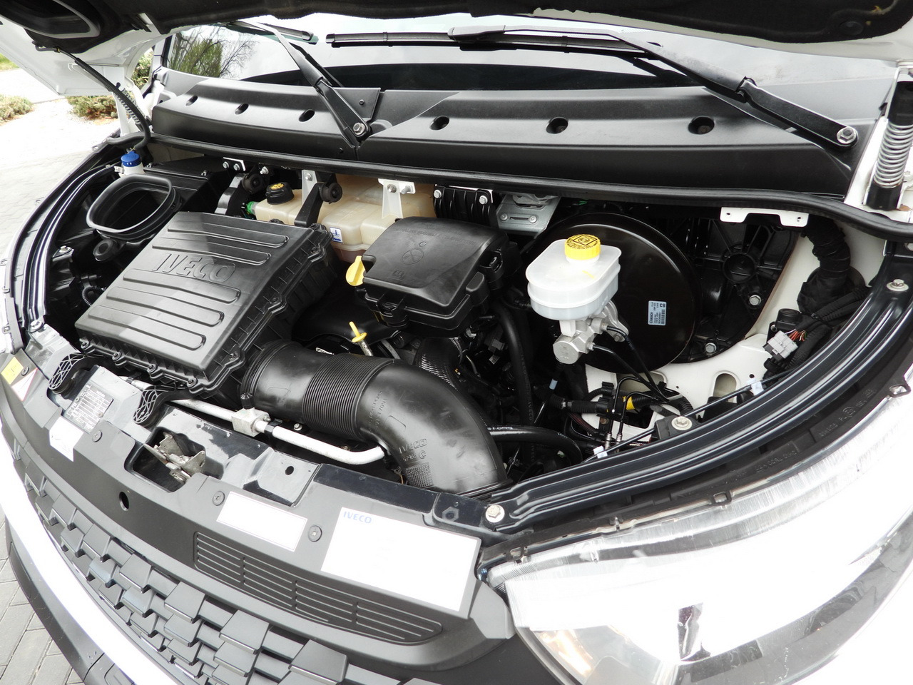 Chladiarenská dodávka IVECO DAILY 35S14 REFRIGERATOR VAN 0*C POWER SUPPLY 230V CRUISE CONTROL AUTOMATIC TRANSMISSION HI-MATIC AIR CONDITIONING 140HP: obrázok 33 Chladiarenská dodávka IVECO DAILY 35S14 REFRIGERATOR VAN 0*C POWER SUPPLY 230V CRUISE CONTROL AUTOMATIC TRANSMISSION HI-MATIC AIR CONDITIONING 140HP: obrázok 33