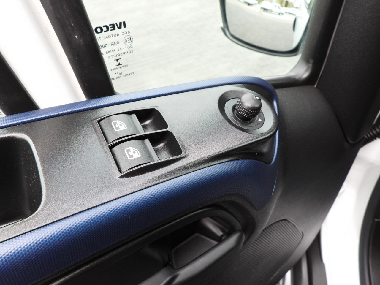 Chladiarenská dodávka IVECO DAILY 35S14 REFRIGERATOR VAN 0*C POWER SUPPLY 230V CRUISE CONTROL AUTOMATIC TRANSMISSION HI-MATIC AIR CONDITIONING 140HP: obrázok 36 Chladiarenská dodávka IVECO DAILY 35S14 REFRIGERATOR VAN 0*C POWER SUPPLY 230V CRUISE CONTROL AUTOMATIC TRANSMISSION HI-MATIC AIR CONDITIONING 140HP: obrázok 36