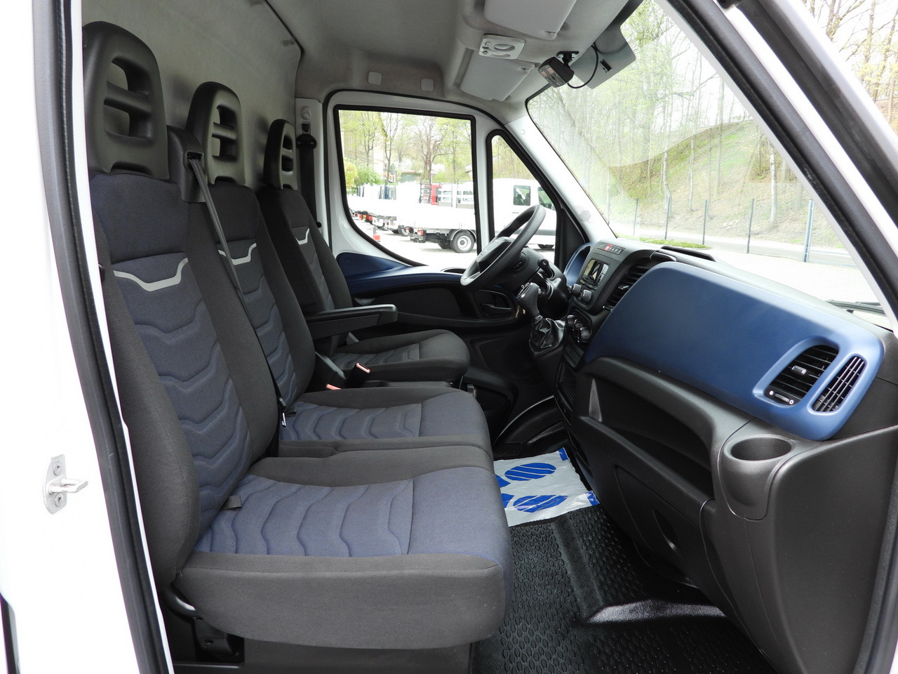 Chladiarenská dodávka IVECO DAILY 35S14 REFRIGERATOR VAN 0*C POWER SUPPLY 230V CRUISE CONTROL AUTOMATIC TRANSMISSION HI-MATIC AIR CONDITIONING 140HP: obrázok 46 Chladiarenská dodávka IVECO DAILY 35S14 REFRIGERATOR VAN 0*C POWER SUPPLY 230V CRUISE CONTROL AUTOMATIC TRANSMISSION HI-MATIC AIR CONDITIONING 140HP: obrázok 46